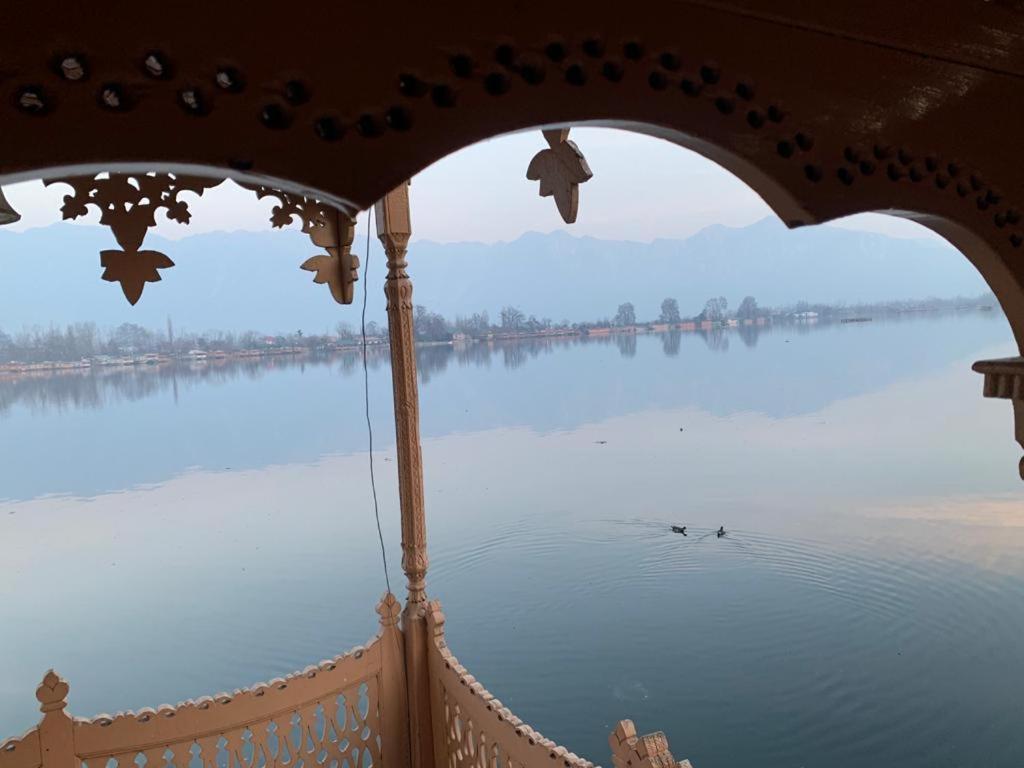 Hotel Yadgaar Houseboats Srīnagar Esterno foto