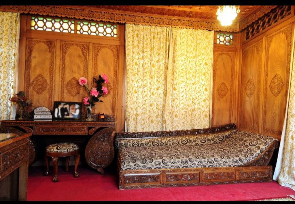 Hotel Yadgaar Houseboats Srīnagar Esterno foto