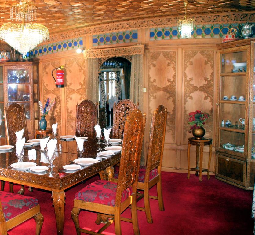 Hotel Yadgaar Houseboats Srīnagar Esterno foto