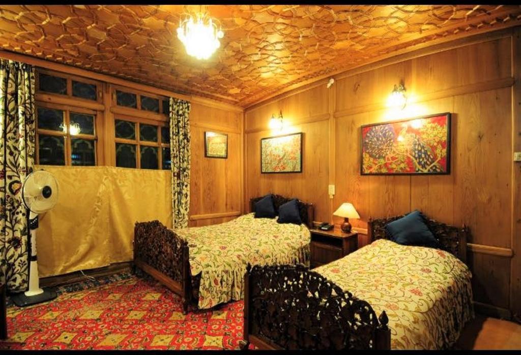 Hotel Yadgaar Houseboats Srīnagar Esterno foto