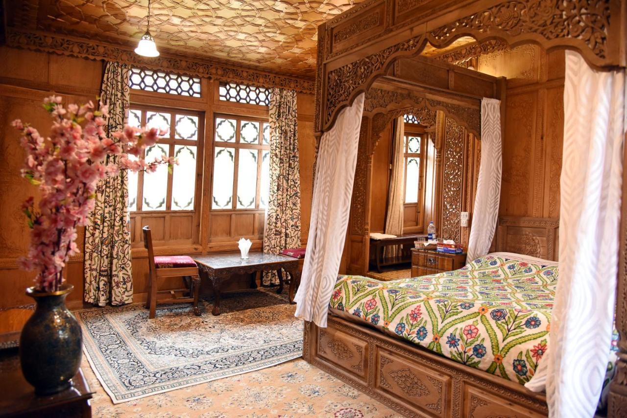 Hotel Yadgaar Houseboats Srīnagar Esterno foto