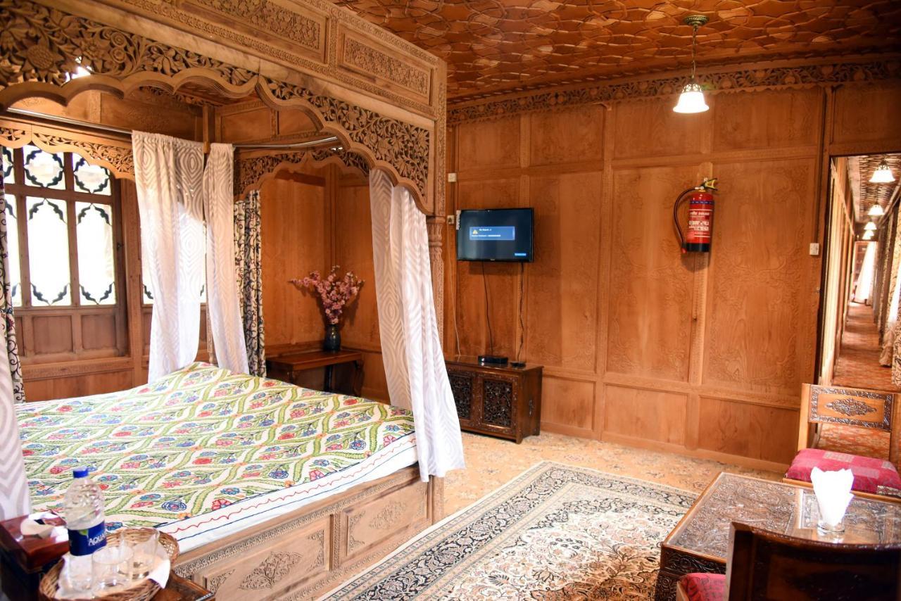 Hotel Yadgaar Houseboats Srīnagar Esterno foto