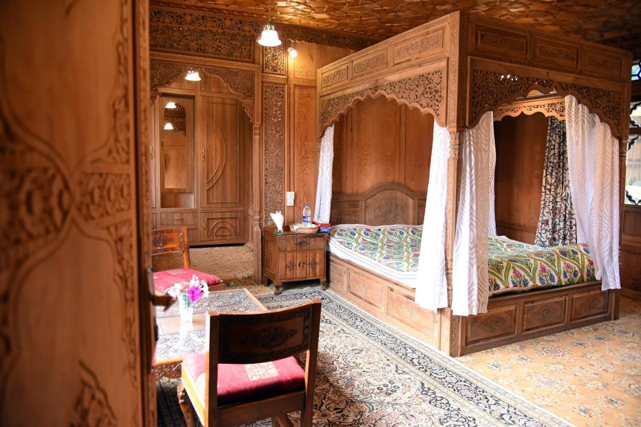 Hotel Yadgaar Houseboats Srīnagar Esterno foto