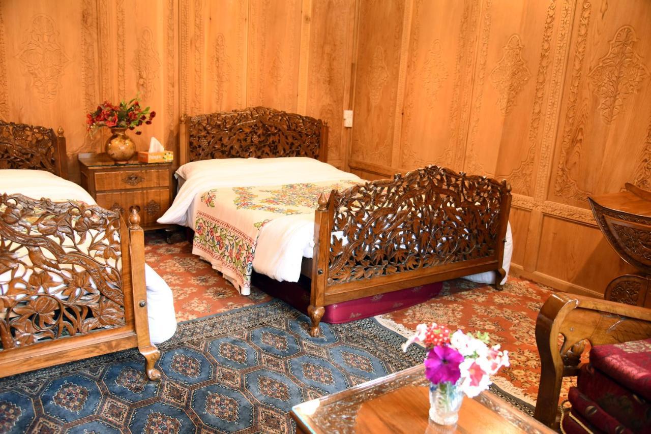Hotel Yadgaar Houseboats Srīnagar Esterno foto