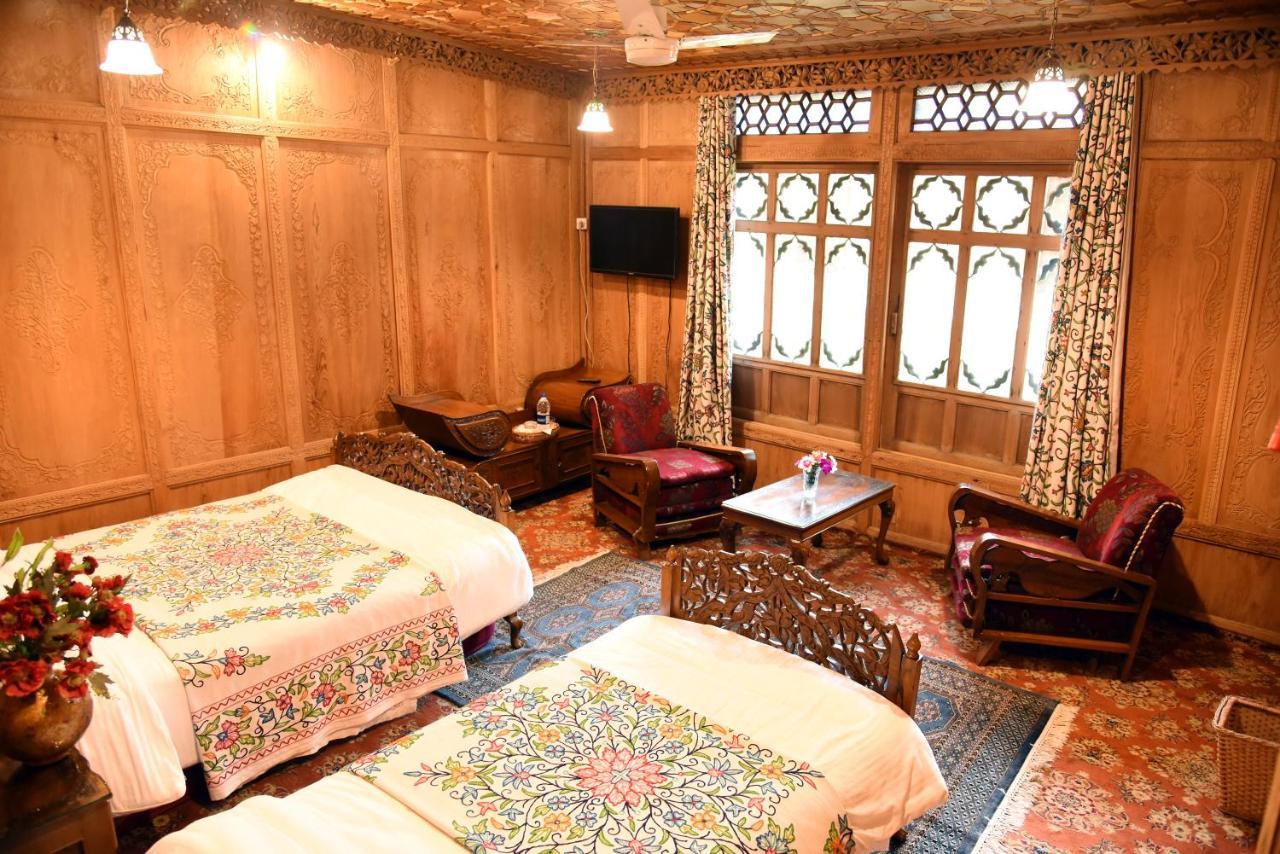 Hotel Yadgaar Houseboats Srīnagar Esterno foto