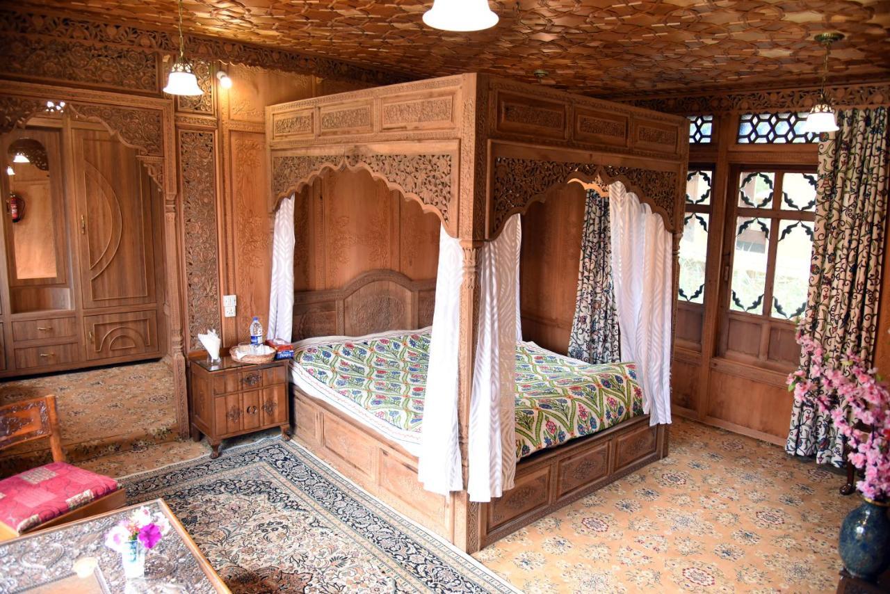 Hotel Yadgaar Houseboats Srīnagar Esterno foto